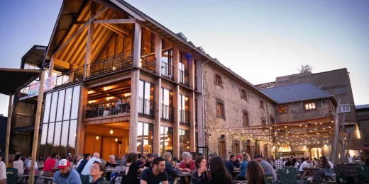 ALOA Surf est soutenu par ses partenaires, enseignes en lien avec l’univers du surf.